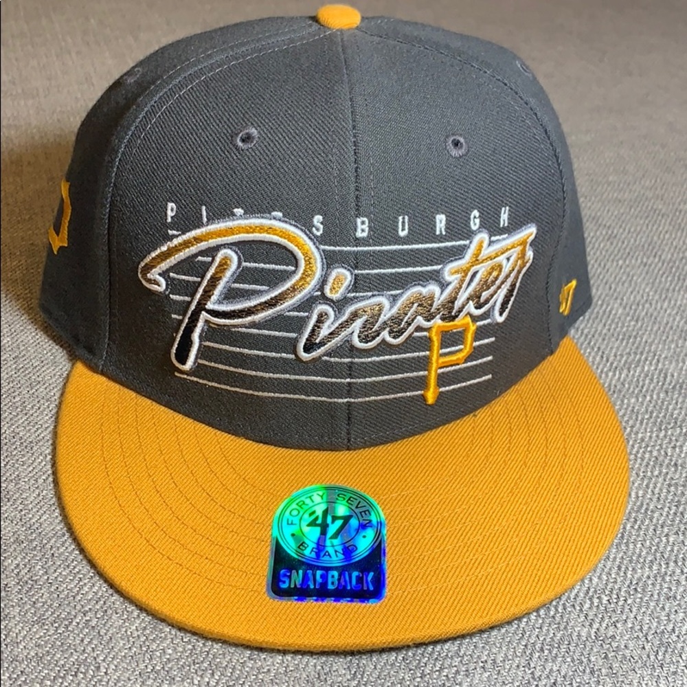 FITTED HAT